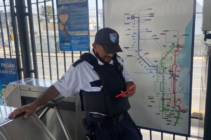 Cada usuario vive el partido en la Metrovía de forma diferente.