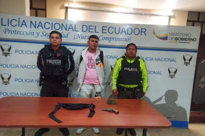 El sujeto tenía una arma de fabricación nacional.