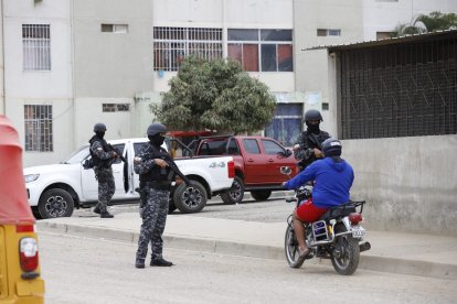 Los especialistas armados de la Policía Nacional rodean el lugar. Tienen fusiles y evitan el acceso de personas.