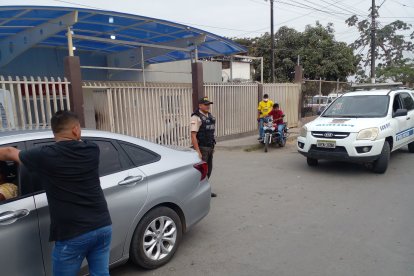 Uno de los delincuentes resultó herido, mientras su compañero se dio a la fuga.