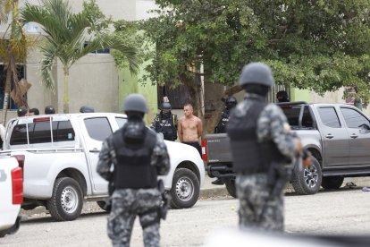 El sospechoso fue esposado, embarcado en una camioneta y llevado a una unidad policial.