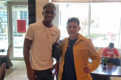 Carlos Bustamante (d) fue el hincha que pudo compartir un momento con varios jugadores de la Tri, como Félix Torres (i).