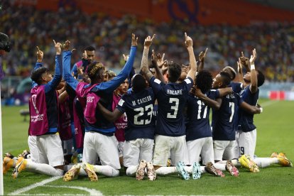 Jugadores de Ecuador celebran el gol de Enner Valencia durante el duelo que se dio ante Países Bajos.