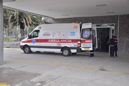 Los agentes que indagan el hecho fueron al hospital a recabar datos.