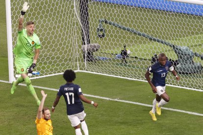 Enner Valencia (d) marcó el tanto del empate ante Países Bajos, en la segunda fecha del Grupo A del Mundial de Catar.