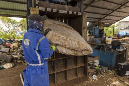 Los colchones viejos son destruidos en un proceso técnico y bajo condiciones de seguridad, para su posterior reutilización.