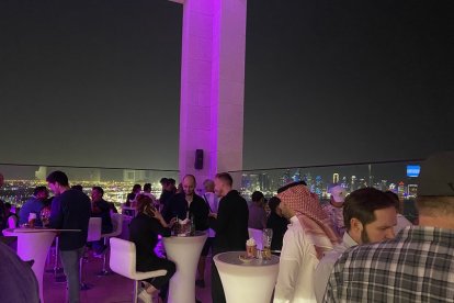 Infinity Rooftop Lounge, un sitio aniñadote para beber en Doha, Catar. Cada cerveza cuesta 15 dólares y el whisky desde 257 dólares.