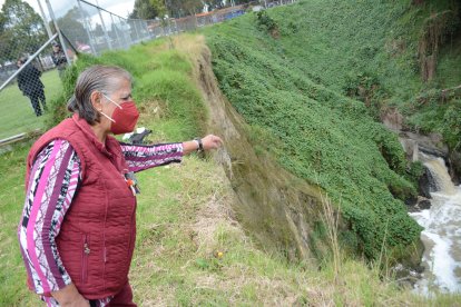 Al menos 25 metros de terreno se han perdido por los taludes.