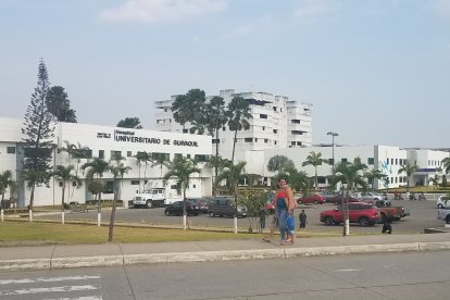 Dos usuarias  salen del área de consulta externa del Hospital Universitario, en la vía Perimetral, noroeste de Guayaquil.