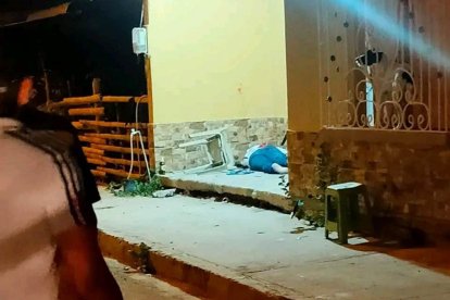 El cadáver del baleado quedó en la entrada del inmueble al que llegó.