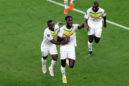 Boulaye Dia (c) es el referente de gol que tiene la selección de Senegal.