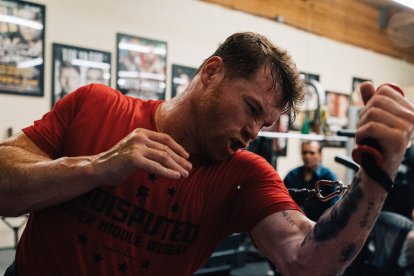 El boxeador mexicano Saúl 'Canelo' Álvarez amenazó con entrarle a quiños a Lionel Messi