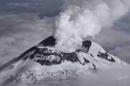 El volcán Cotopaxi mantiene emanación de vapor y gases