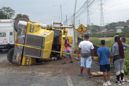 Poste de alumbrado eléctrico evitó que bus cayera a la cuneta