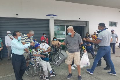 Pacientes con insuficiencia renal del IESS protestaron por la falta de insumos para sus hemodiálisis