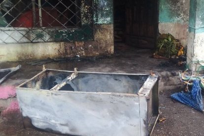 Todos los muebles y bienes se le quemaron a una familia.