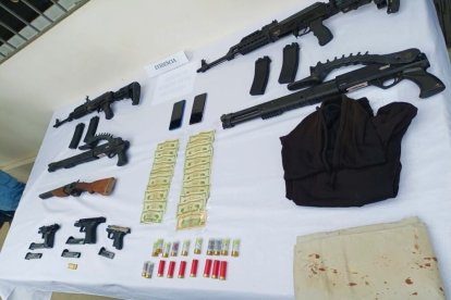 Las ocho armas que los agentes decomisaron a los dos extranjeros.
