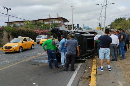 En este vehículo, al parecer, era conducido por Marco Angulo cuando se estrelló la mañana de este lunes 28 de noviembre en la vía a la Costa.