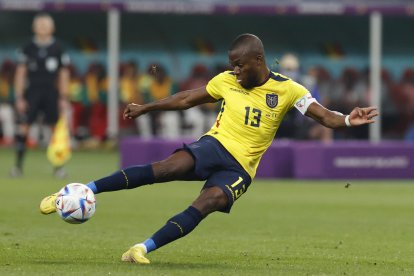 Énner Valencia de Ecuador patea el balón hoy, en un partido de la fase de grupos del Mundial de Fútbol Qatar 2022 entre Ecuador y Senegal en el estadio Internacional Jalifa en Doha (Catar).
