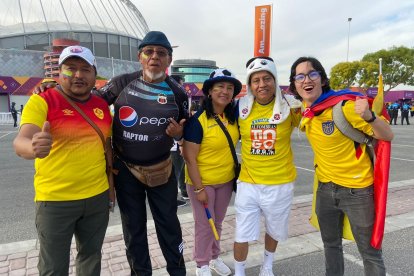 Hinchas del Aucas, Deportivo Quito y El Nacional en Doha: José Oña, Edwin Tingo, Lilia Proaño. Leonardo Tito y Miguel Pazmiño.