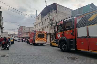 Miembros del Cuerpo de Bomberos llegaron para atender la emergencia.