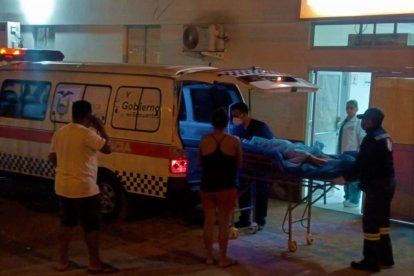 Uno de los heridos cuando era ingresado a una casa de salud.