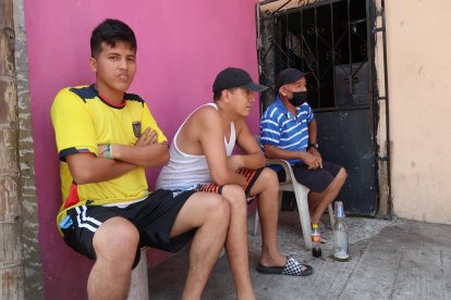 Juan Araujo (i), Stalin Matute y José Araujo   se reunieron para ver el partido de su pana Gonzalo Plata.