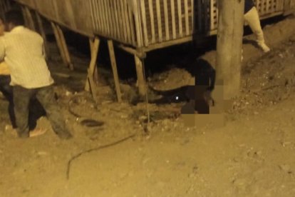 En el exterior de una casa quedó el cuerpo de la víctima.