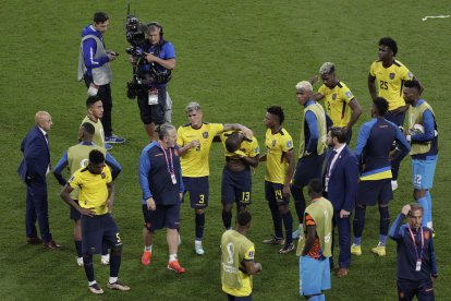 Enner Valencia (13) es consolado por Piero  Hincapié (3) y Djorkaeff Reasco (24).