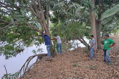 Los parientes aguardaban en el sitio donde ocurrió el accidente.