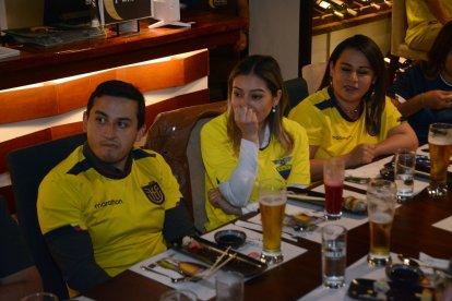 Los hinchas sufrieron mucho durante el juego mundialista entre Ecuador y Senegal que determinó la eliminación de la Tricolor,