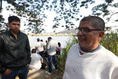 El padre y hermano del adolescente contrataron lanchas para buscarlo. Están destrozados.