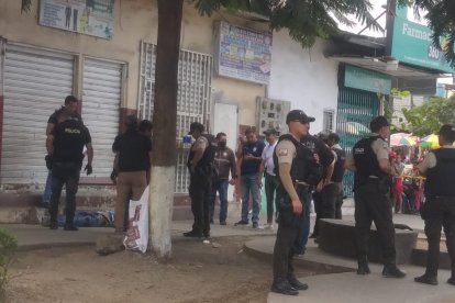 El hombre estaba sentado en la vereda cuando le dispararon. Policía investiga el hecho.