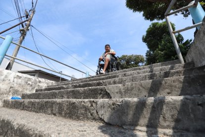 Para aquellos que se movilizan en silla de ruedas, las escaleras no son una opción viable en la Martha de Roldós.