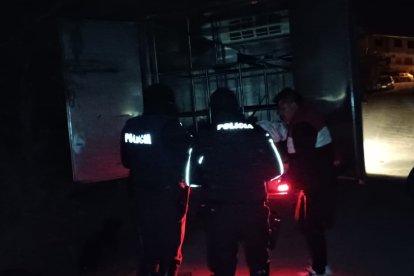 Luego de la revisión el el sitio, los agentes trasladaron el cadáver al centro forense lojano.