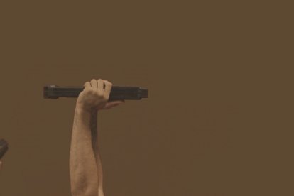 La joven se ejercitaba con un disco de pesas antes de caer al piso.