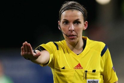 Stephanie Frappart será la primera árbitra en dirigir un partido en una Copa del Mundo.