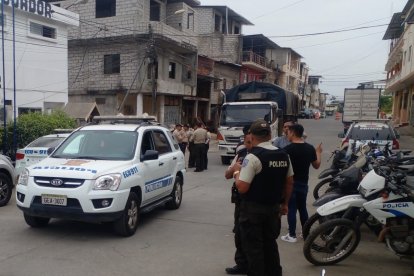 Agentes de la Policía trataban de identificar el cuerpo hallado en el río.
