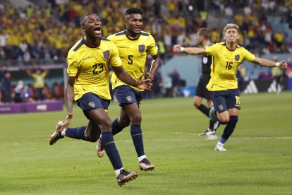 Moisés Caicedo  (i), José Cifuentes (c) y Jeremy Sarmiento forman parte de las joyas de la Tri.