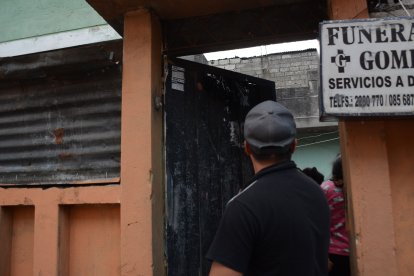 Los restos de Melanie fueron velados en una funeraria de la Lucha de los Pobres.