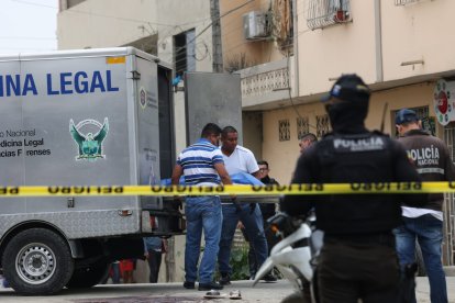 El cadáver quedó tendido en la vereda y fue cubierto con un plástico azul.
