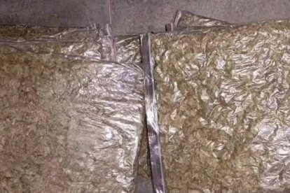 Los agentes hallaron varios paquetes de sustancia ilegal.
