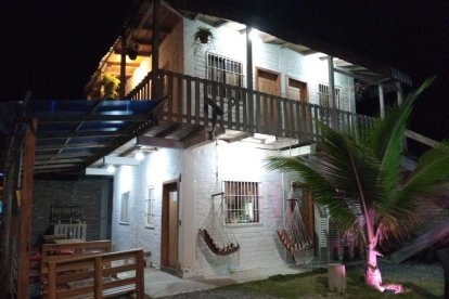 Un agente tuvo que meterse por la ventana para abrir la puerta.