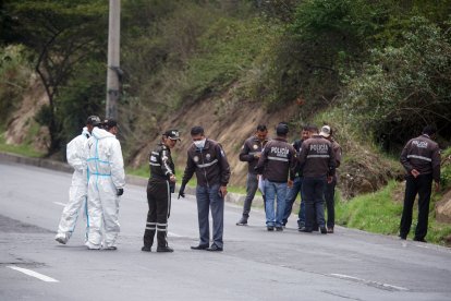 Personal de Criminalística levanta indicios en la escena del crimen.