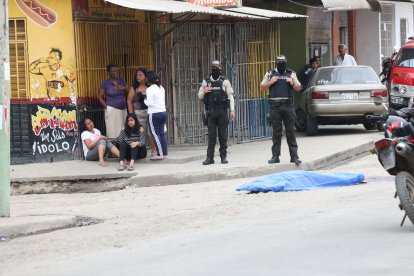 Familiares de Javier Bernita Cevallos lloran a escasos dos metros de su cadáver.
