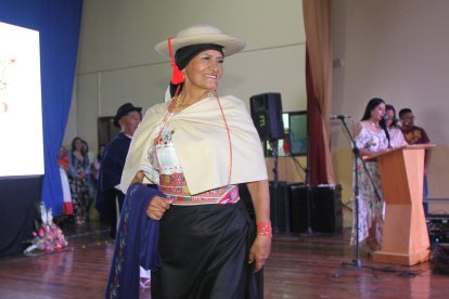 La ganadora fue vestida con un traje típico de Otavalo.