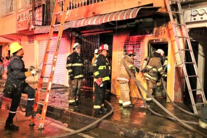 Personal del Cuerpo de Bomberos controló el fuego y logró sacar a los tres hermanos, que estaban en la parte trasera de la casa.