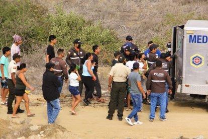 Entre los curiosos comentaban que los dos asesinatos se trataría de una venganza.