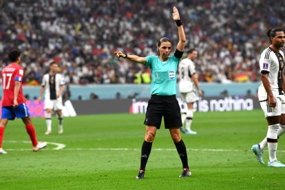 La árbitra francesa Stephanie Frappart no tuvo problemas al dirigir el juego entre Alemania y Costa Rica.