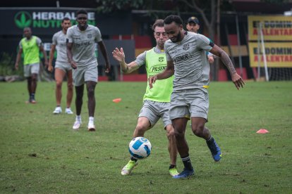 El volante brasileño Leonai Souza (d) continuará un año más en la disciplina del conjunto torero.